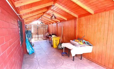 Casa en venta c/ estacionamiento en Metro Pudahuel