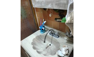 CÓMODA Y AMPLIA CASITA DE DOS NIVELES