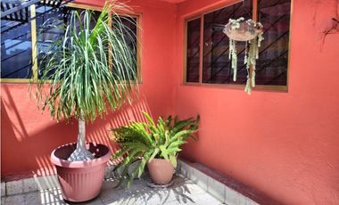 CÓMODA Y AMPLIA CASITA DE DOS NIVELES