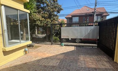 ARRIENDO HERMOSA  CASA EN ALTOS DE QUILICURA DE 3 PISOS