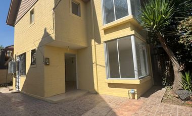 ARRIENDO HERMOSA  CASA EN ALTOS DE QUILICURA DE 3 PISOS