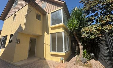 ARRIENDO HERMOSA  CASA EN ALTOS DE QUILICURA DE 3 PISOS