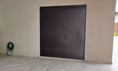 Estrena casa de 4 recámaras en Puerta Real, estudio, rec. planta baja.