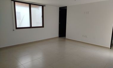 Estrena casa de 4 recámaras en Puerta Real, estudio, rec. planta baja.