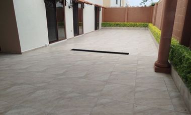 Estrena casa de 4 recámaras en Puerta Real, estudio, rec. planta baja.