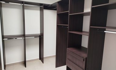 Estrena casa de 4 recámaras en Puerta Real, estudio, rec. planta baja.