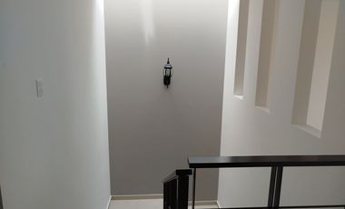 Estrena casa de 4 recámaras en Puerta Real, estudio, rec. planta baja.