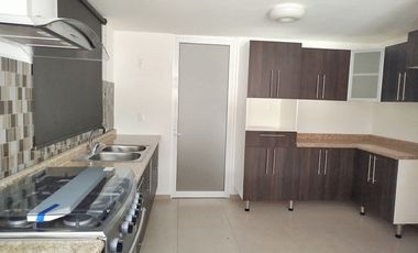Estrena casa de 4 recámaras en Puerta Real, estudio, rec. planta baja.