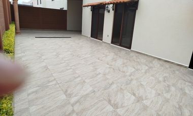 Estrena casa de 4 recámaras en Puerta Real, estudio, rec. planta baja.