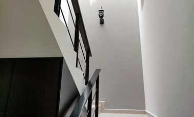 Estrena casa de 4 recámaras en Puerta Real, estudio, rec. planta baja.