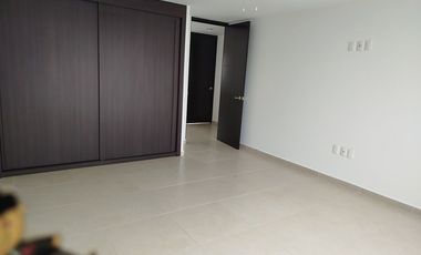 Estrena casa de 4 recámaras en Puerta Real, estudio, rec. planta baja.