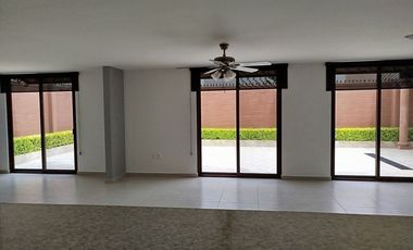 Estrena casa de 4 recámaras en Puerta Real, estudio, rec. planta baja.
