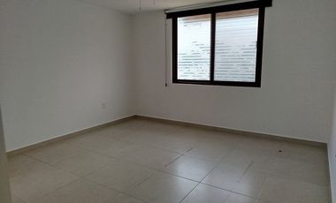 Estrena casa de 4 recámaras en Puerta Real, estudio, rec. planta baja.