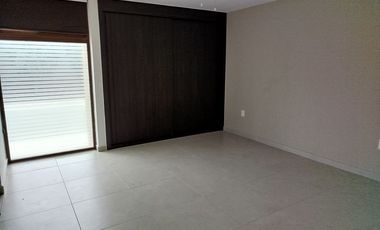 Estrena casa de 4 recámaras en Puerta Real, estudio, rec. planta baja.