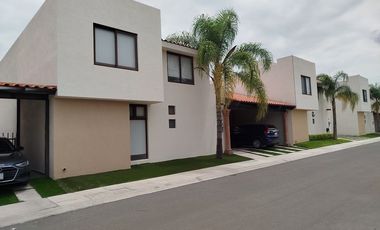 Estrena casa de 4 recámaras en Puerta Real, estudio, rec. planta baja.
