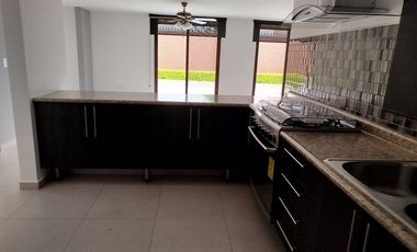Estrena casa de 4 recámaras en Puerta Real, estudio, rec. planta baja.