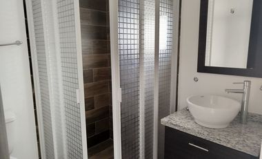 Estrena casa de 4 recámaras en Puerta Real, estudio, rec. planta baja.