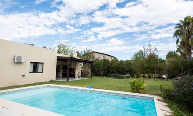 VENTA CASA 5 AMBIENTES - ROBLE JOVEN PILAR