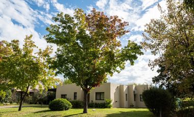 VENTA CASA 5 AMBIENTES - ROBLE JOVEN PILAR