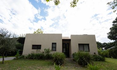 VENTA CASA 5 AMBIENTES - ROBLE JOVEN PILAR