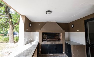 VENTA CASA 5 AMBIENTES - ROBLE JOVEN PILAR