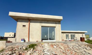 CASA A LA LAGUNA EN SANTA CLARA AL SUR | DISEÑO + VISTA ABIERTA