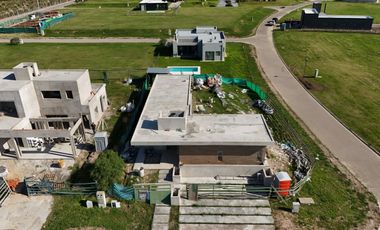 CASA A LA LAGUNA EN SANTA CLARA AL SUR | DISEÑO + VISTA ABIERTA