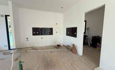 VENTA CASA 4 AMBIENTES EN BARRIO LA ALAMEDA