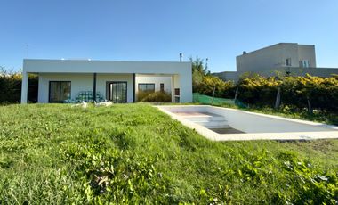 CASA A ESTRENAR EN LA ALAMEDA | 4 AMB + PISCINA + LOTE 700 m²