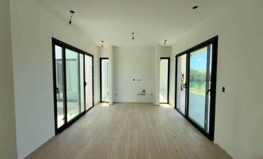 VENTA CASA 4 AMBIENTES EN BARRIO LA ALAMEDA