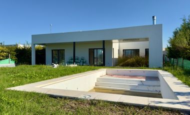CASA A ESTRENAR EN LA ALAMEDA | 4 AMB + PISCINA + LOTE 700 m²