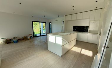 CASA A ESTRENAR EN LA ALAMEDA | 4 AMB + PISCINA + LOTE 700 m²