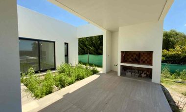 VENTA CASA 4 AMBIENTES EN BARRIO LA ALAMEDA