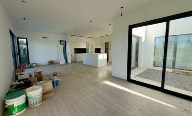CASA A ESTRENAR EN LA ALAMEDA | 4 AMB + PISCINA + LOTE 700 m²