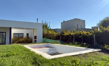 CASA A ESTRENAR EN LA ALAMEDA | 4 AMB + PISCINA + LOTE 700 m²