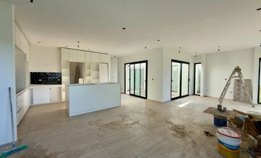 CASA A ESTRENAR EN LA ALAMEDA | 4 AMB + PISCINA + LOTE 700 m²