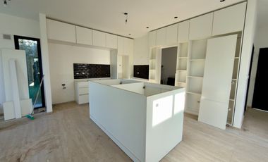 CASA A ESTRENAR EN LA ALAMEDA | 4 AMB + PISCINA + LOTE 700 m²