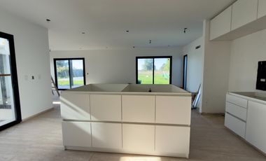 CASA A ESTRENAR EN LA ALAMEDA | 4 AMB + PISCINA + LOTE 700 m²