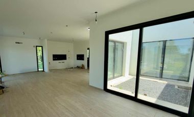 VENTA CASA 4 AMBIENTES EN BARRIO LA ALAMEDA