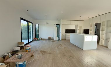 CASA A ESTRENAR EN LA ALAMEDA | 4 AMB + PISCINA + LOTE 700 m²