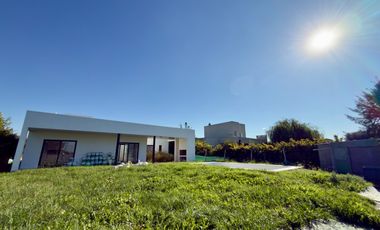 CASA A ESTRENAR EN LA ALAMEDA | 4 AMB + PISCINA + LOTE 700 m²
