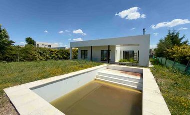 VENTA CASA 4 AMBIENTES EN BARRIO LA ALAMEDA