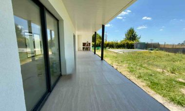 VENTA CASA 4 AMBIENTES EN BARRIO LA ALAMEDA