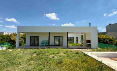 VENTA CASA 4 AMBIENTES EN BARRIO LA ALAMEDA