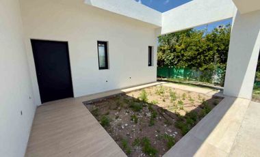 VENTA CASA 4 AMBIENTES EN BARRIO LA ALAMEDA