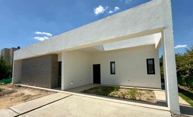 VENTA CASA 4 AMBIENTES EN BARRIO LA ALAMEDA