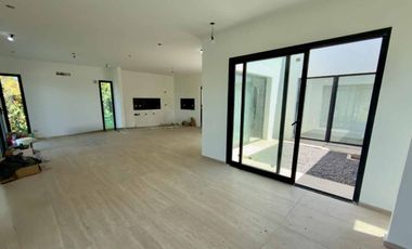 VENTA CASA 4 AMBIENTES EN BARRIO LA ALAMEDA