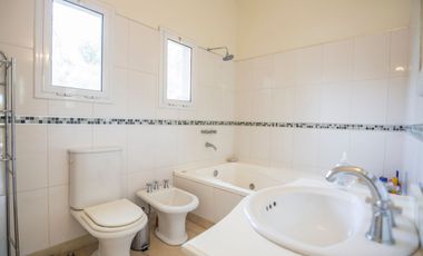 VENTA casa 4 ambientes en Barrio LOS POTRILLOS