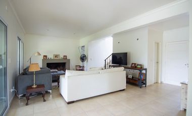 VENTA casa 4 ambientes en Barrio LOS POTRILLOS