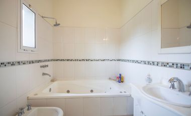 VENTA casa 4 ambientes en Barrio LOS POTRILLOS